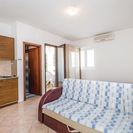 Gorgeous Apartment In Mandre With Kitchen Exterior foto