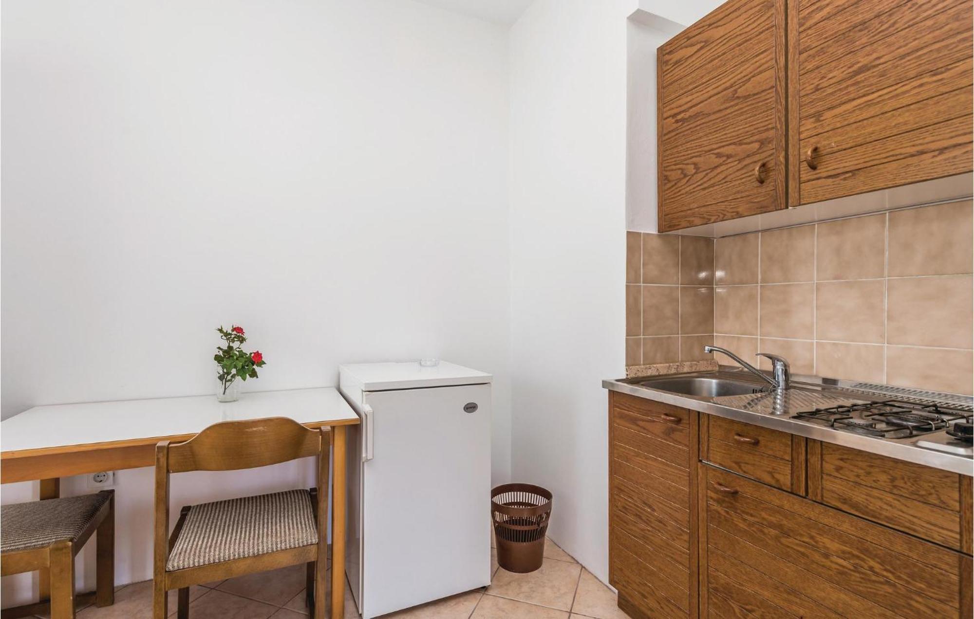 Gorgeous Apartment In Mandre With Kitchen Exterior foto