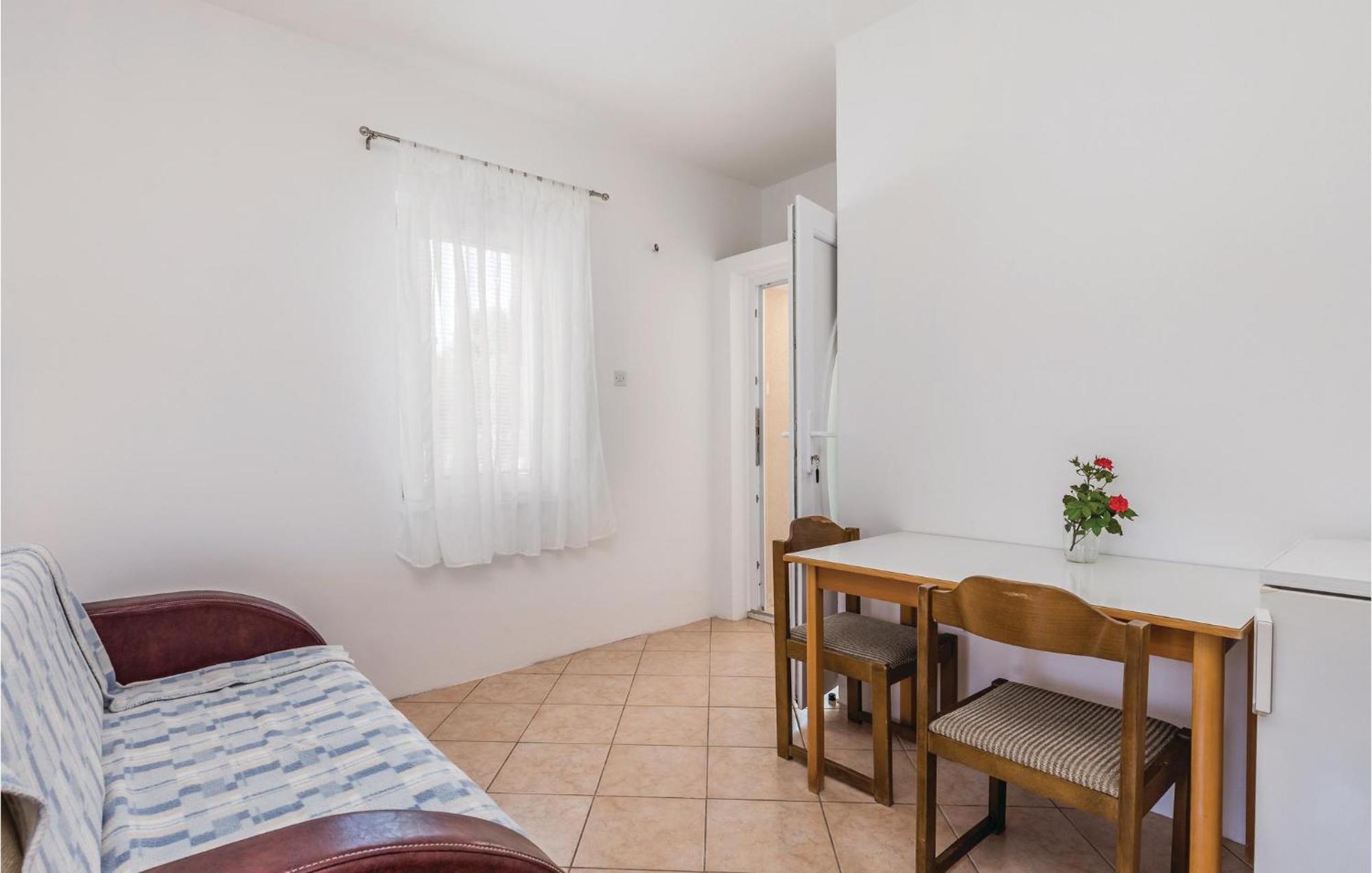 Gorgeous Apartment In Mandre With Kitchen Exterior foto