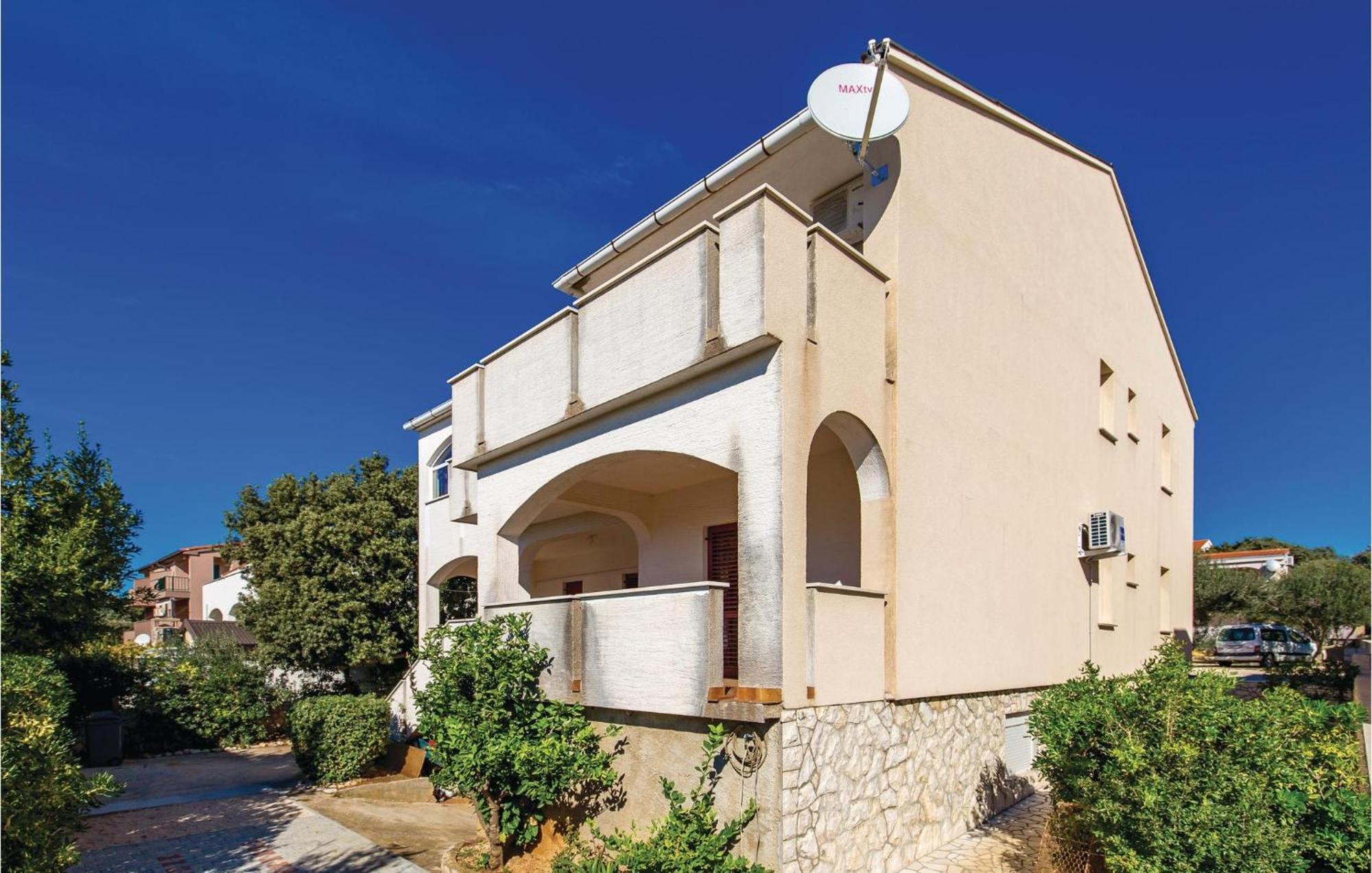 Gorgeous Apartment In Mandre With Kitchen Exterior foto